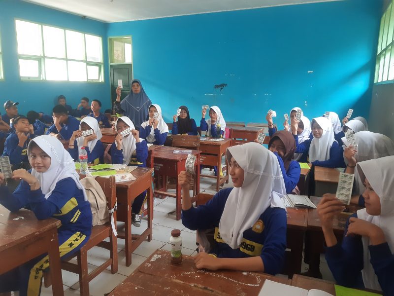 Cegah Anemia, SMPN 1 Mande Beri Obat Tambah Darah bagi Siswi