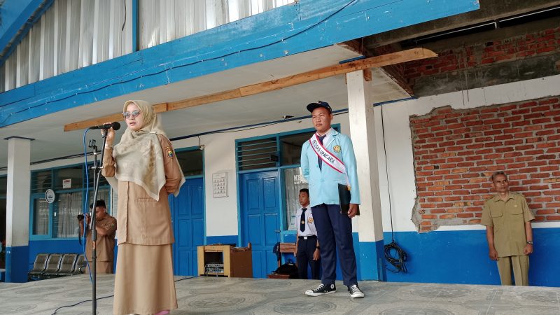 Pentingnya Membangun Karakter Positif, Amanat Upacara Bu Nina Gartina