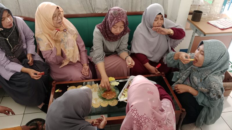 Kebersamaan dalam Secobek Petis Mangga dan Jambu Air