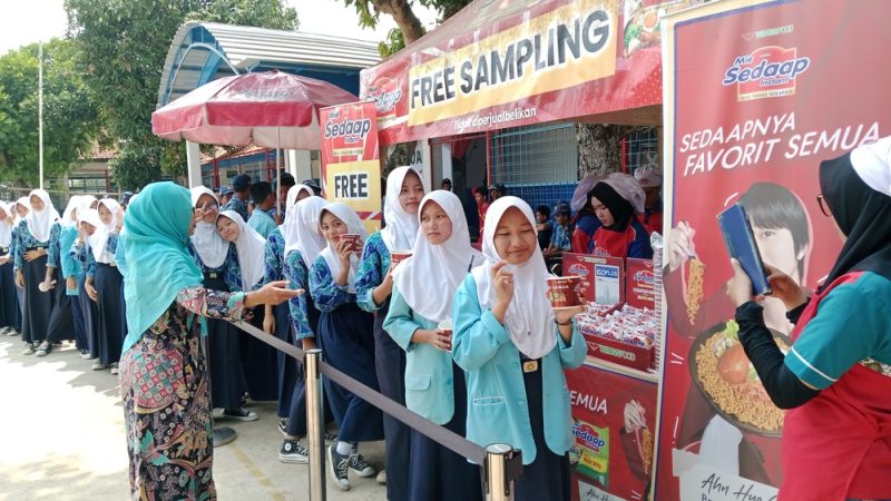 Mie Sedaap Go to School Hadir di SMPN 1 Mande: Membagikan 240 Cup Mie Gratis
